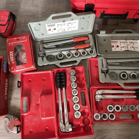 Outils pour plombier : filaire , pince emboiture , coupe tube, contrôleur gaz