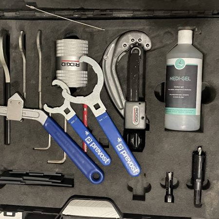 coffret pour tubes : coupe , ébavurage , serrage etc