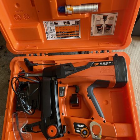 SPIT PULSA 800P + : Cloueur à gaz  pour plaquiste en tres bon etat.