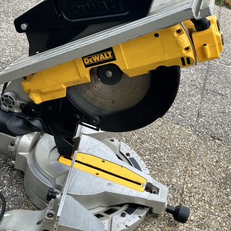 Scie à onglet et sur table Dewalt D27113-QS à table supérieure 1600 W Ø305 mm