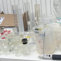Lot laboratoire – verrerie chimie + inox + distributeurs – idéal école / atelier