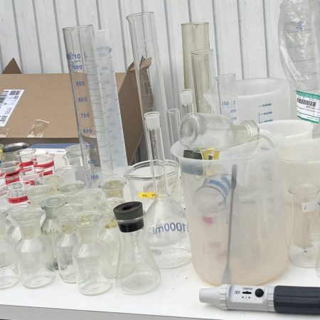 Lot laboratoire – verrerie chimie + inox + distributeurs – idéal école / atelier